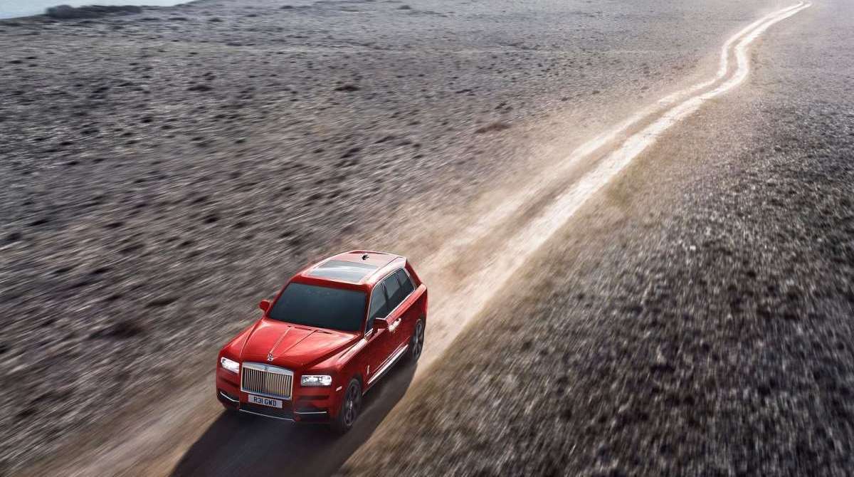 Modelo conta com dois assentos eletrônicamente retrateis dispostos abaixo do assoalho no porta-malas (560 L)