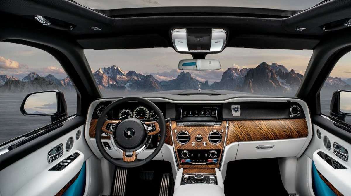 Modelo conta com dois assentos eletrônicamente retrateis dispostos abaixo do assoalho no porta-malas (560 L)