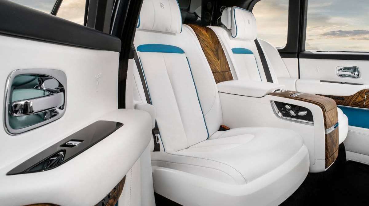 Modelo conta com dois assentos eletrônicamente retrateis dispostos abaixo do assoalho no porta-malas (560 L)