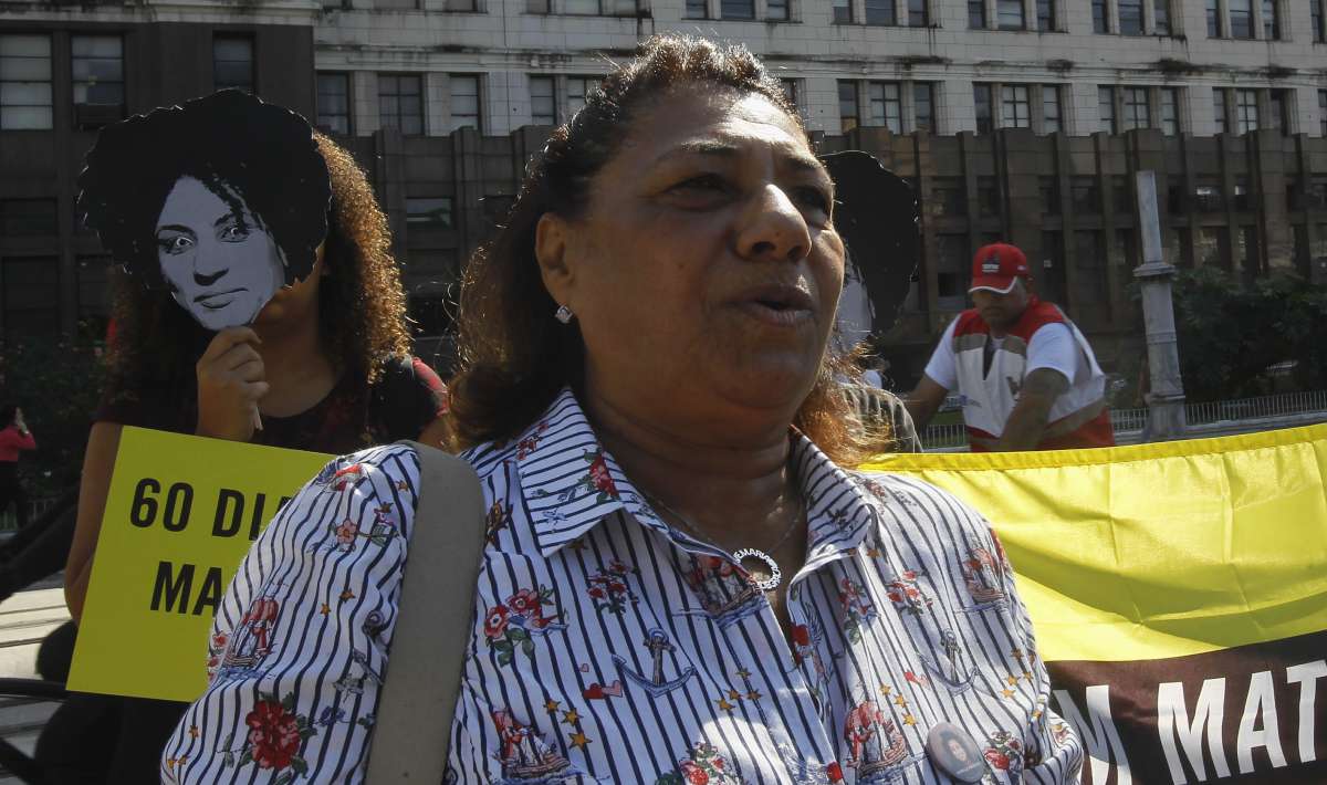 Protesto de integrantes dos direitos humanos  cobrando respostas das autoridades e esclarecimentos da morte da vereadora Marielle ,  a m&atilde;e Marinete da Silva esteve presente  Foto  Severino  Silva Agencia O Dia