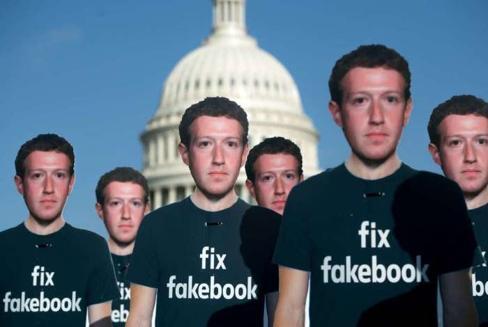 Cem imagens do fundador do Facebook com a mensagem 'conserte o Facebook' foram posicionadas em protesto em frente ao Capitólio dos EUA em Washington, DC, em abril