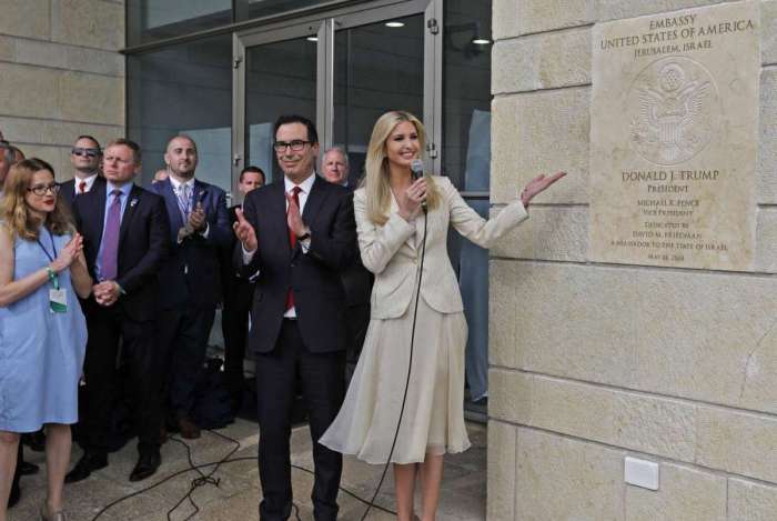 O secretário do Tesouro dos EUA, Steve Mnuchin, aplaude, enquanto a filha do presidente dos EUA, Ivanka Trump, mostra a placa de inauguração da embaixada dos EUA em Jerusalém