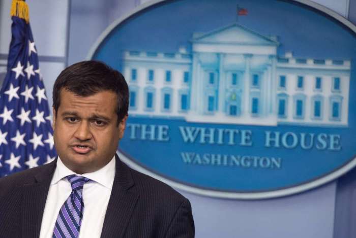 O vice-secret�rio de imprensa da Casa Branca, Raj Shah, fala durante a coletiva de imprensa di�ria na Casa Branca em Washington, DC