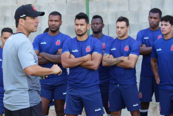 Z Ricardo conversa com os jogadores: equipe sob presso aps derrotas na Copa do Brasil e no Brasileiro 