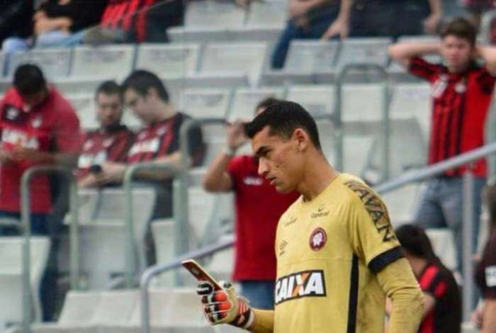 Goleiro do Atl�tico-PR, Santos, � flagrado mexendo em celular dentro do campo