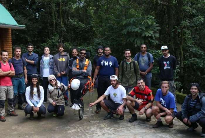 Amigos se preparam para auxiliar o cadeirante Gustavo Deister no Parque Nacional da Serra dos �rg�os, em Petr�polis