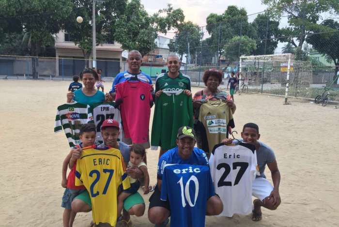 Parentes de Eric exibem coleo de camisas no campo onde o meia deu drible em zagueiro que vai disputar a Copa na Rssia