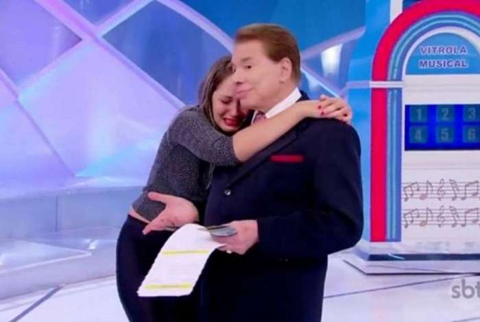 F� se emociona ao conhecer Silvio Santos, que tem a melhor rea��o