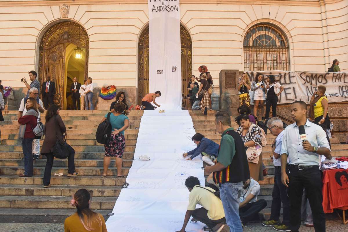 RIO  DE JANEIRO, RJ,14/05/2018- ATO MARIELLE E ANDERSON/2 MESES DO ASSASSINATO/VIOL&Ecirc;NCIA-RIO- Ato em homenagem a Marielle  e Anderson, dois meses sem o assassinato ser resolvido. O ato ocorre em frente a C&acirc;mara dos Vereadores, na tarde desta segunda (14), no centro do Rio de Janeiro. (MARCELO FONSECA/ESTAD&Atilde;O CONTE&Uacute;DO)