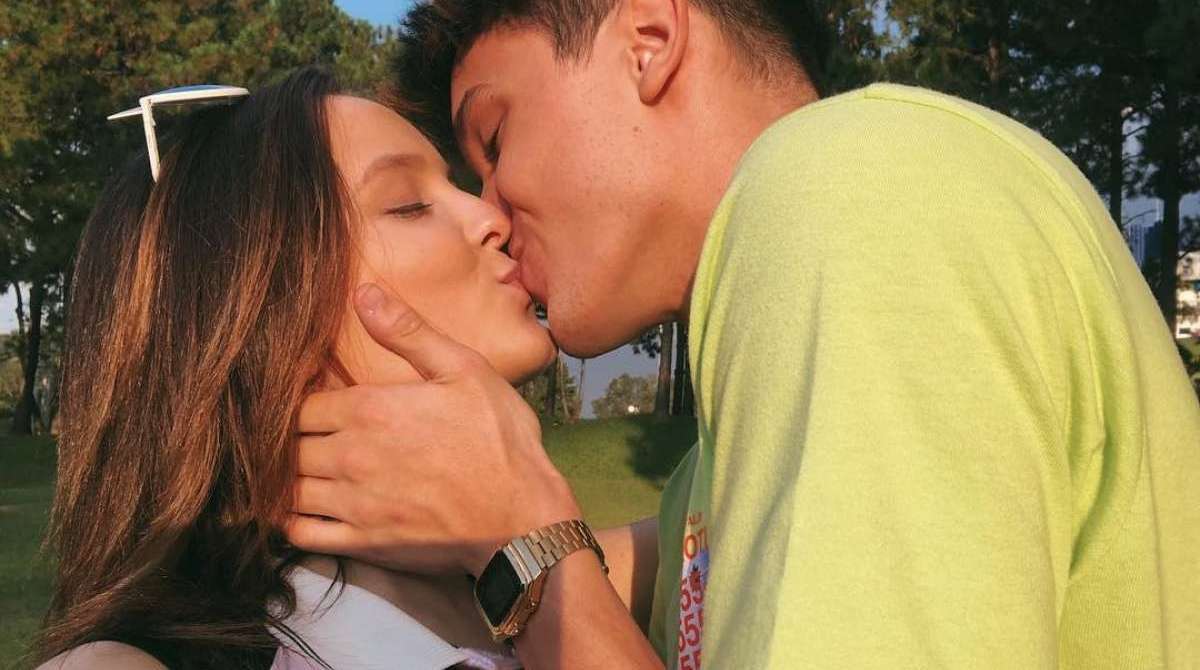 Larissa Manoela sendo dirigida por Reginaldo Boury nos bastidores de 'As Aventuras de Poliana'