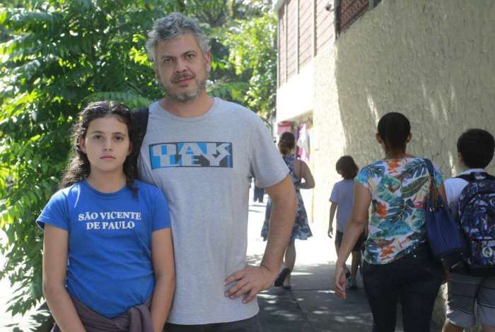 Eduardo Carlini, com sua filha na porta do col�gio, decidiu ir morar no Canad� devido � viol�ncia no Rio