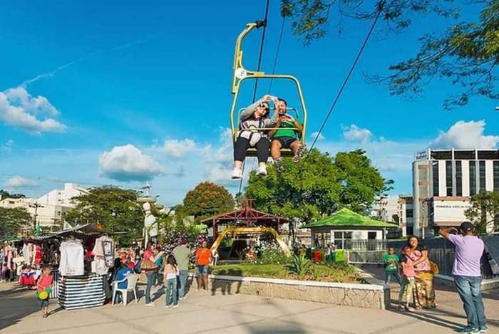 Um dos cartes-postais, o tradicional telefrico, na Praa do Suspiro