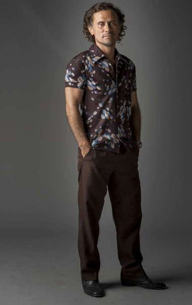 &Agrave; esq., diferentes momentos de Shakira do Sert&atilde;o (Jesuita Barbosa). E de Ramirinho (Barbosa) ao lado do pai, Ramiro (F&aacute;bio Assun&ccedil;&atilde;o). E a cena que ir&aacute; ao ar hoje, em que o delegado Pl&iacute;nio (Enrique Diaz, no detalhe abaixo) chantageia Shakira em troca do sil&ecirc;ncio dele