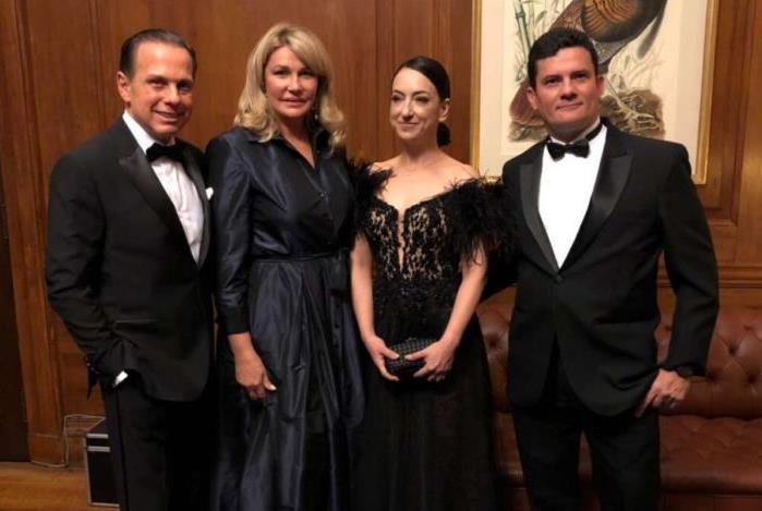 Tucano Doria e juiz Moro, com respectivas esposas, em Nova York