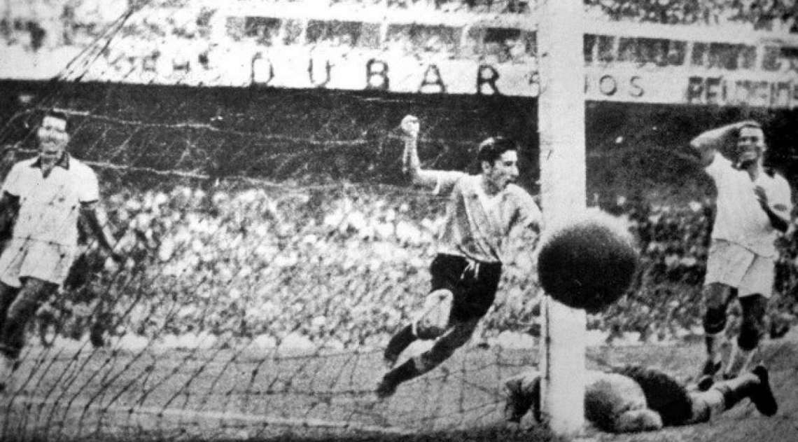 1950 - Alcides Ghiggia  - Uruguai 2 x 1 Brasil (final)