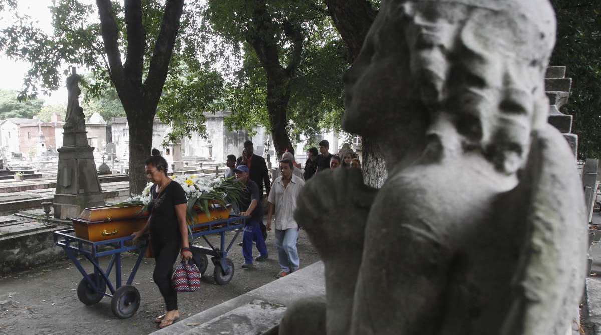 Enterro de uma vitima de bala perdida durante um tiroteio na Rocinho Zona Sul do Rio,o sepultamento foi no Cemitério do Cajú Zona Zorte,vitima.Fransico anaunes França Foto Severino Silva Agencia