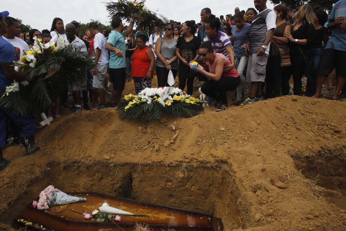 Adolecente Soraia Macedo de Lemos morta em assalto na Ilha do Governador foi enterrada hoje no  Cemitério do Cacuia  no mesmo Bairro,  Foto  Severino  Silva Agencia O Dia
