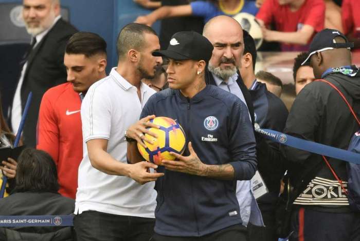 Neymar participou de treino