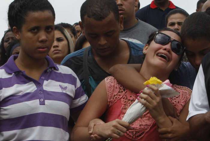 Adolecente Soraia Macedo de Lemos morta em assalto na Ilha do Governador foi enterrada hoje no  Cemit�rio do Cacuia  no mesmo Bairro,  Chorando, Nicolli Cespe da Silva namorada da vitima  Foto  Severino  Silva Agencia O Dia