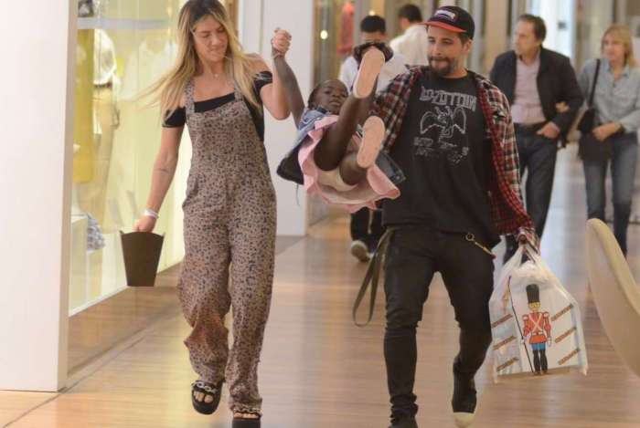 Bruno Gagliasso, Giovanna Ewbank e Titi se divertem no shopping