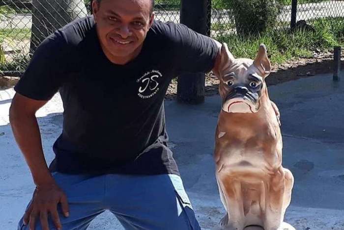 O adestrador Janildo Santana e Lagoon, o mascote do Parc�o da Lagoa