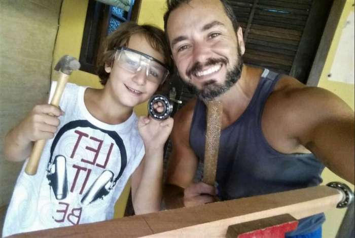 Caram e o filho Henrique, de 10 anos, constru�ram juntos um carrinho de rolim�