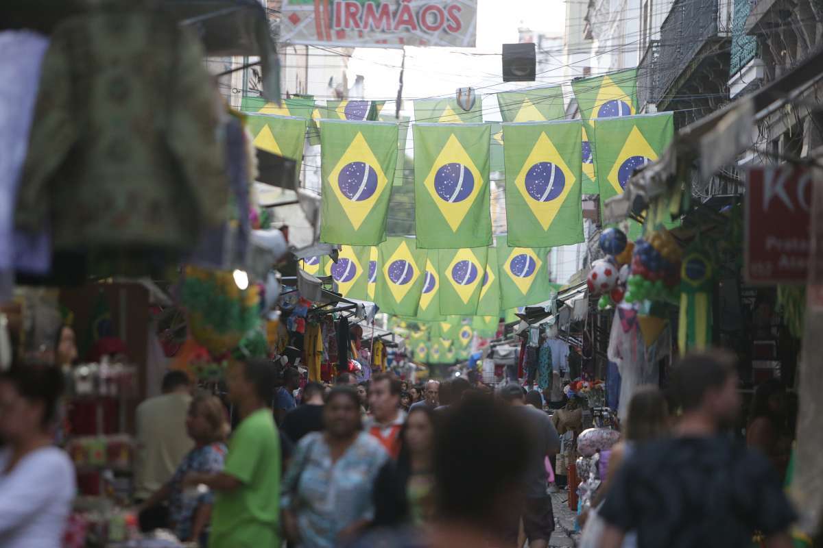 Torcedores do Brasil falam das chances do Brasil ser campeão na Copa da Russia no centro comercial do Saara no Centro do Rio de Janeiro. Na foto o ambulante Rafael  Lucas de 23 anos morador de São João de Meriti. Foto: Daniel Castelo Branco / Agência O Dia