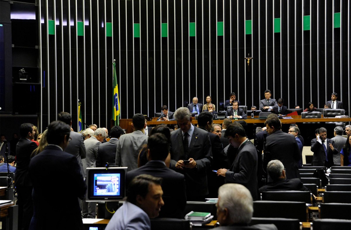 Partidos nanicos tentam escapar da Cl&aacute;usula de Barreira com novas alian&ccedil;as