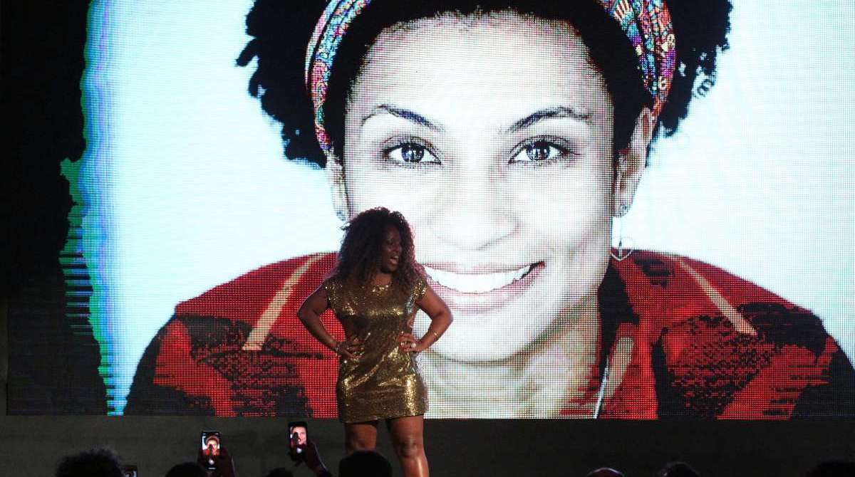 O puxador de samba Neguinho da Beija-flor