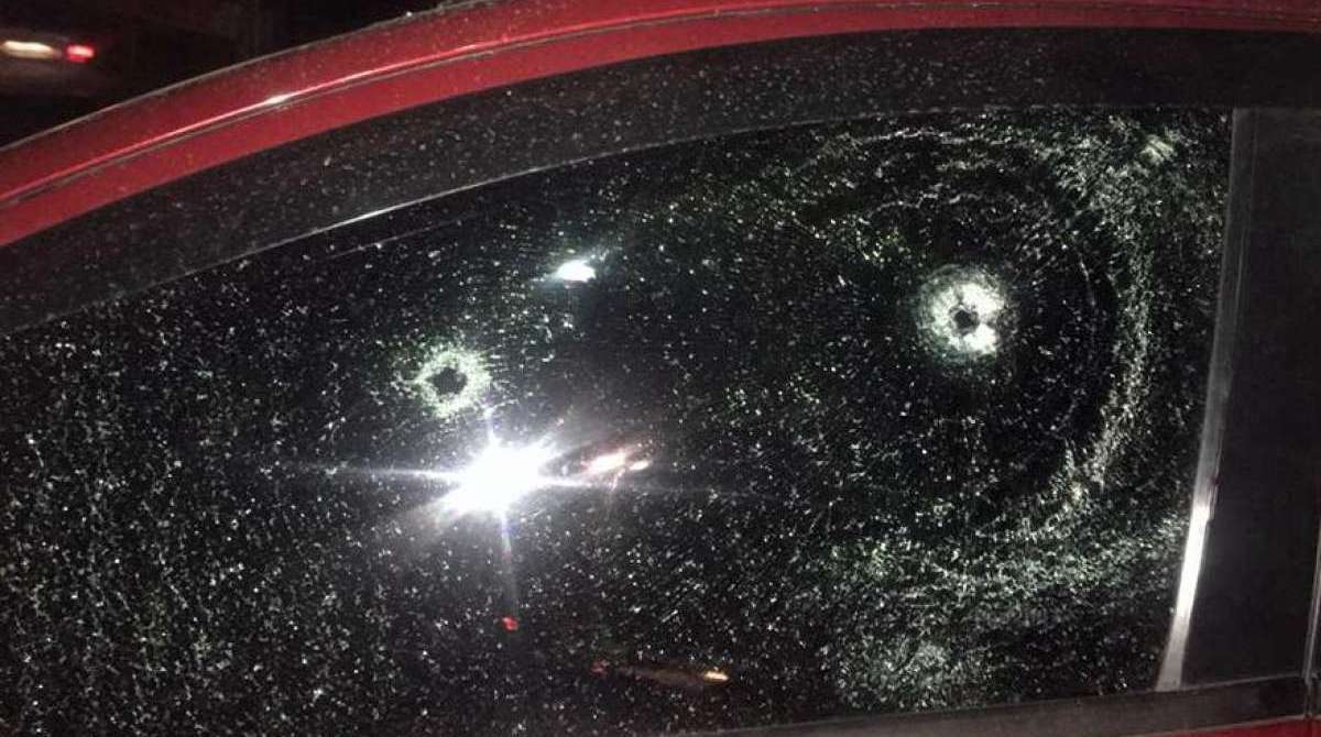 Marcas de tiros no carro onde estava o policial