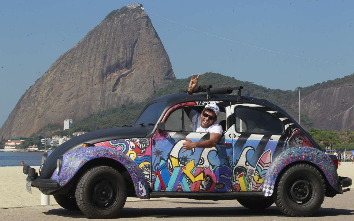 18/05/18 - Marcelo Meds percorre cidades ensinando Beach Tennis em seu Fusca personalizado. Durante as viagens ele dorme dentro do carro. Foto de Maíra Coelho / Agência O Dia. Cidade, Esporte, Curiosidade, Fusca, Grafite,