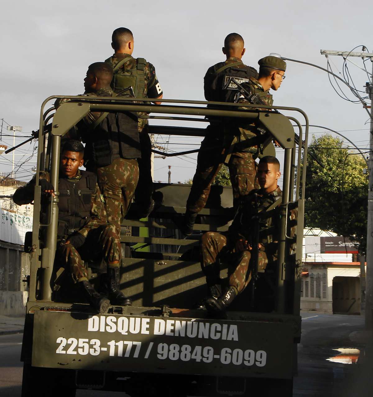 Patrulha do Exército nas ruas do Méier com numeros do disque denuncia, Foto Severino Silva Agencia O Dia