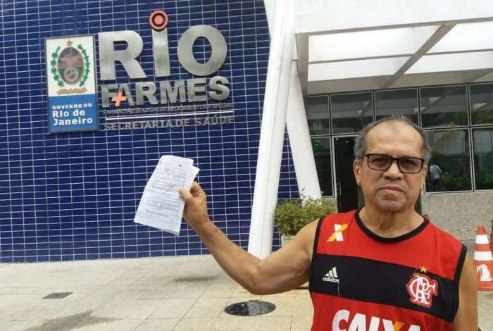 Jos� Amilton Alvino Ferreira, de 65 anos, n�o encontrou medica��o para o filho, que h� mais de cinco anos faz tratamento para problema renal