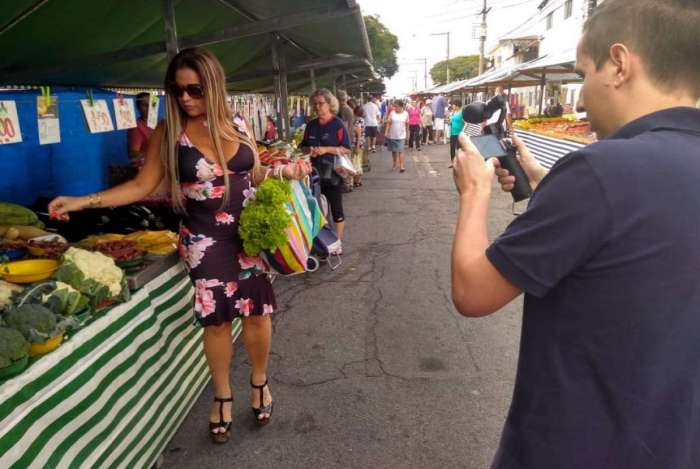 Solange Gomes na feira em So Paulo durante gravao para a RedeTV!