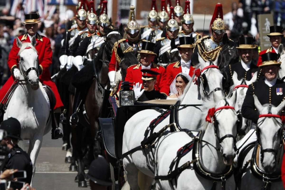 Príncipe Harry da Inglaterra e Meghan Markle, agora duquesa de Sussex, passeiam de carruagem