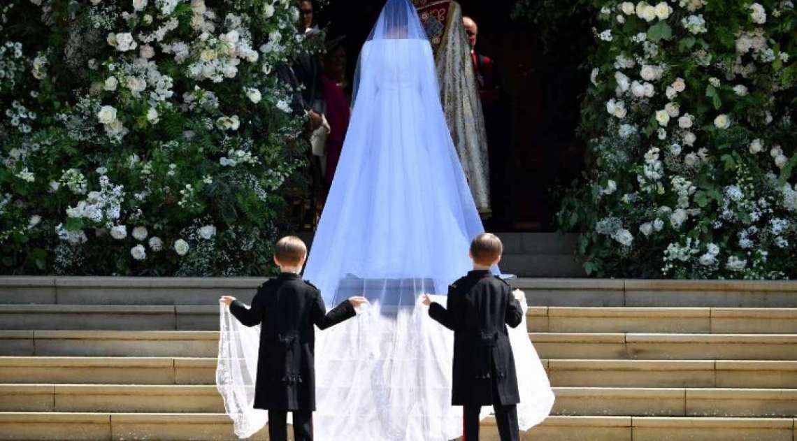 Meghan Markle entrando na igreja de So Jorge de Windsor