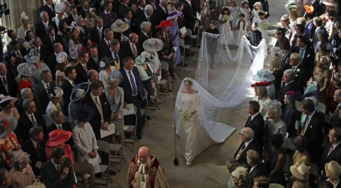 Meghan Markle entrando na igreja de So Jorge de Windsor