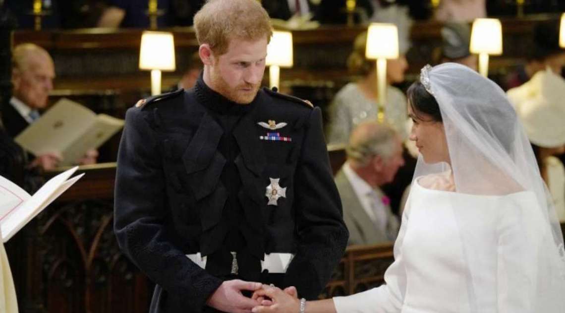 Prncipe Harry da Inglaterra e a atriz americana Meghan Markle, agora duquesa de Sussex, trocaram muitos carinhos durante cerimnia