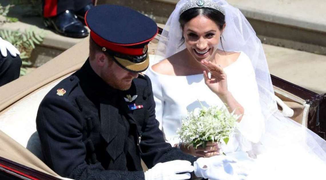 Prncipe Harry da Inglaterra e Meghan Markle, agora duquesa de Sussex, passeiam de carruagem