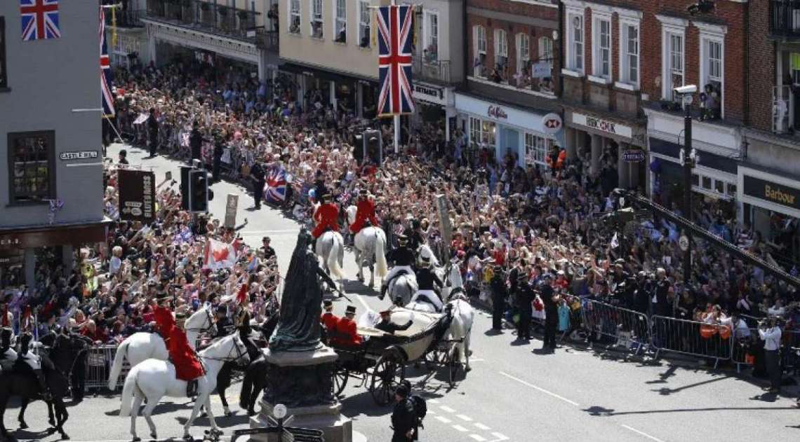 Prncipe Harry da Inglaterra e Meghan Markle, agora duquesa de Sussex, passeiam de carruagem