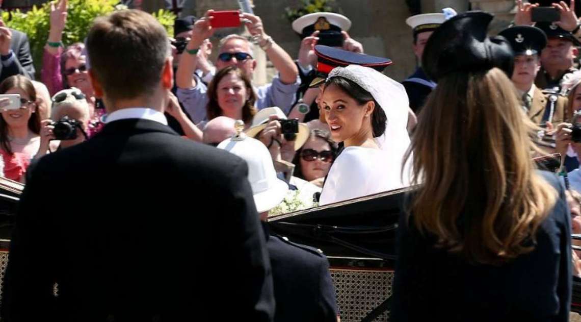 Prncipe Harry da Inglaterra e Meghan Markle, agora duquesa de Sussex, passeiam de carruagem