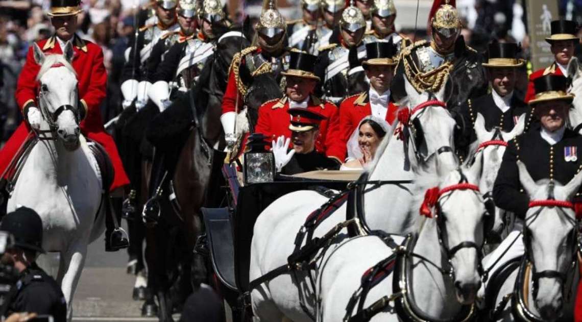 Prncipe Harry da Inglaterra e Meghan Markle, agora duquesa de Sussex, passeiam de carruagem