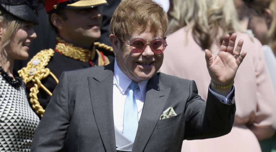 O cantor e compositor britnico Elton John acena ao sair depois de participar da cerimnia de casamento do prncipe Harry, duque de Sussex e da atriz norte-americana Meghan Markle