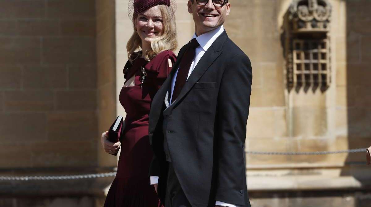 O ator norte-americano Gabriel Macht e sua esposa Jacinda Barrett chegando para a cerim&ocirc;nia de casamento do pr&iacute;ncipe Harry e da atriz norte-americana Meghan Markle