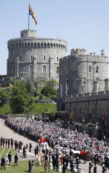 Prncipe Harry da Inglaterra e Meghan Markle, agora duquesa de Sussex, iniciam passeio de carruagem