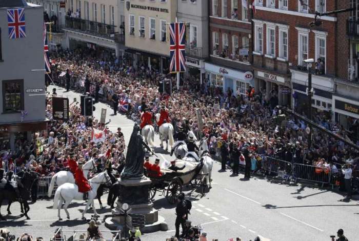 Prncipe Harry da Inglaterra e Meghan Markle, agora duquesa de Sussex, passeiam de carruagem