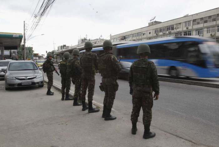 Militares das Forças Armadas em operação nas comunidades da região da Praça Seca na última semana