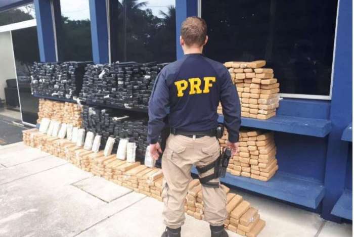 Mais de uma tonelada de maconha � apreendida na Dutra. Droga abasteceria favelas do Rio