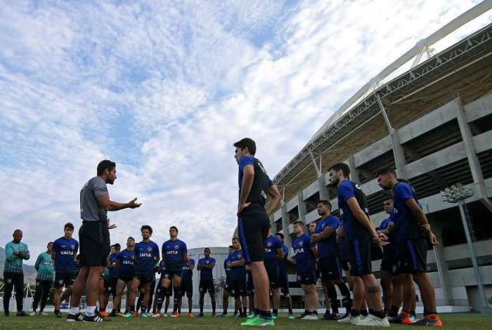 Alberto Valentim conversa com os jogadores em treino no Nilton Santos: briga por posi��es no Brasileiro