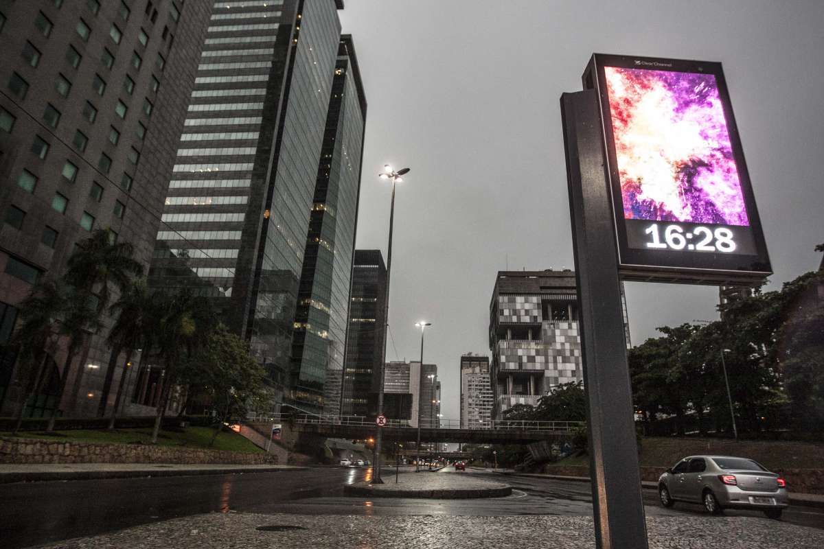 Final de tarde chuvoso e escuro no centro da cidade. Rj, 19 de maio. - Marcio Mercante / Agencia O Dia